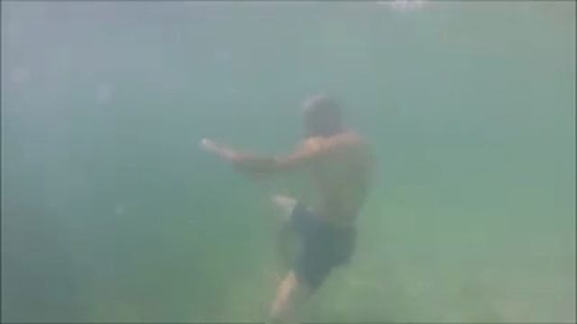 Отработка ударов под водой )