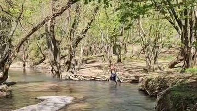 Крым Бег прямо по реке Черной камни цвета асфальа или угля