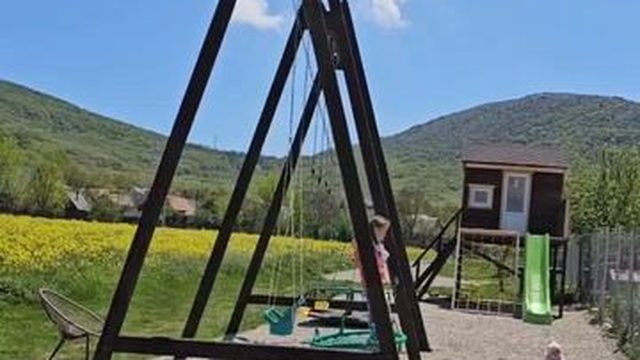 Крым детская площадка и красивое поле