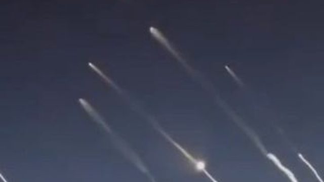 Иранские ракеты летят на Израиль Вид с борта пассажирского самолета