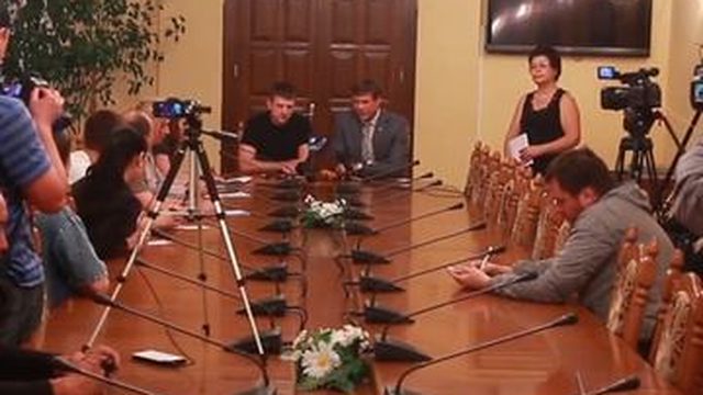 2014 год - Олег Царев объясняет, что он и впредь намерен защищать интересы жителей Юго-Востока