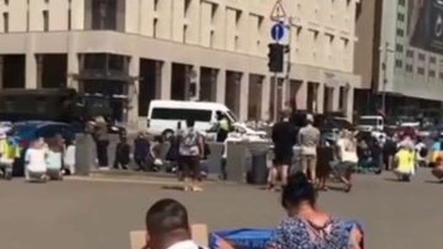 Матрица Зеленского в Украине и девушка в красном)