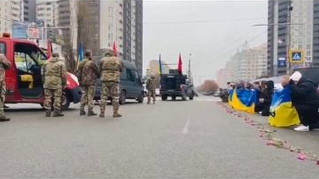 В КИЕВЕ ПОСТАВИЛИ НЕРАБОВ НА КОЛЕНИ ПОД БОЙ КУРАНТОВ