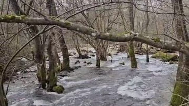 Крым Исток Черной Реки Вода бьет фонтаном прям с горы