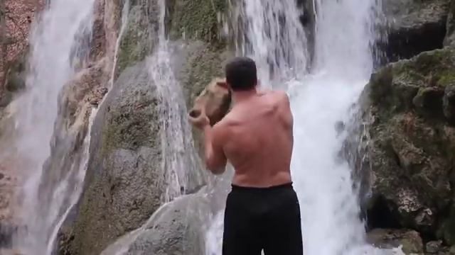 ВОДОПАД СЕРЕБРЯННЫЕ СТРУИ ЗИМОЙ