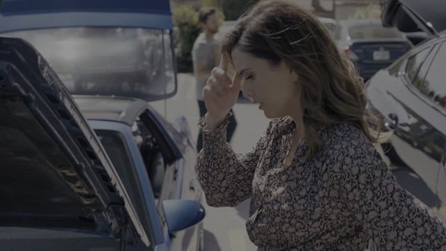 Женщина в доме напротив девушки в окне 5 серия (сериал, 2022)