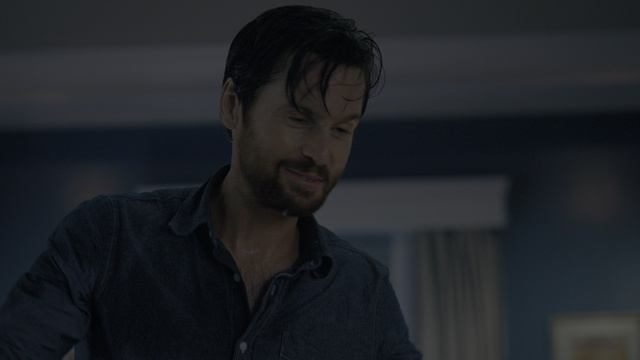 Женщина в доме напротив девушки в окне 1 серия (сериал, 2022)