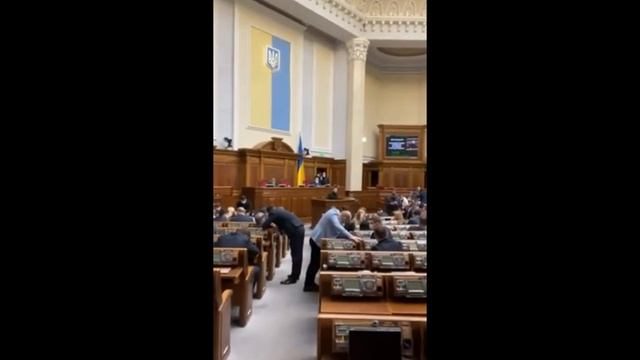 Даже депутат Кива уху ел.На ZEкраине нашли нового врага.mp4